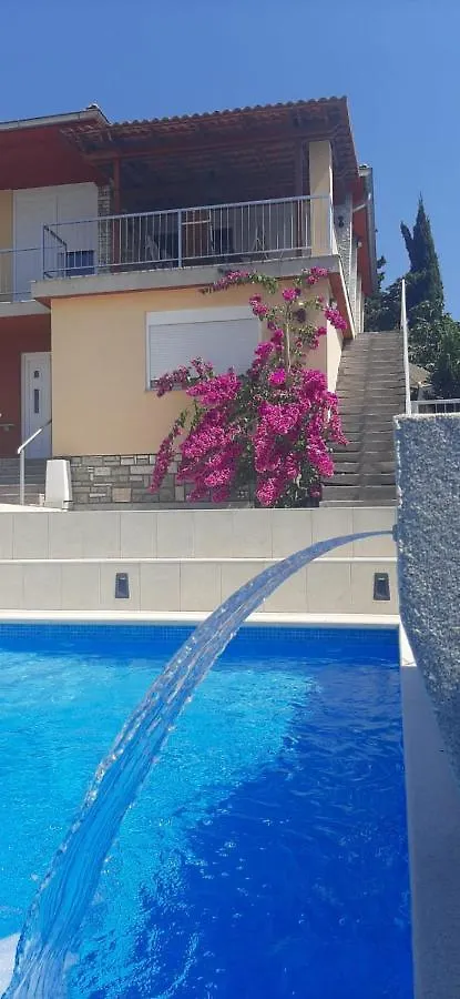 Apartment With Heated Pool, Villa Regina Pula